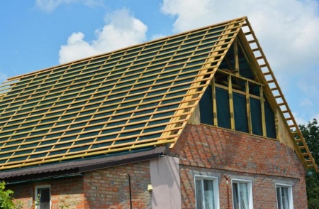 Pose de tuiles : quelles techniques pour une toiture durable ?